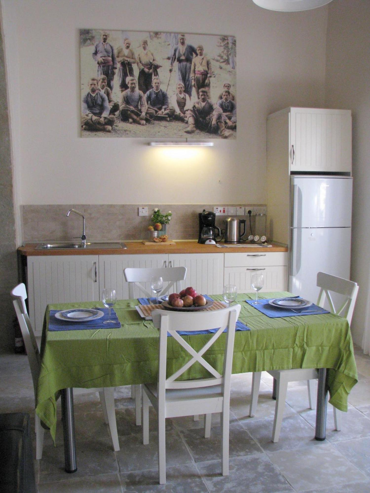 Dolphin Guest House And Studios Tochni Pokoj fotografie